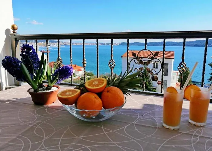 Appartement Libe With Sea View - Two Bedroom With Balcony Trogir